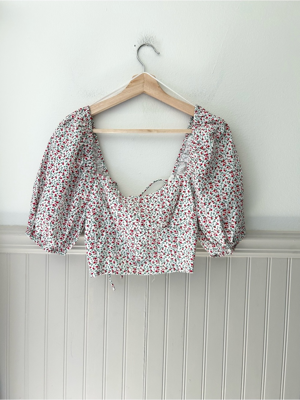 Lush Medium White Crop Top with Red Floral Print and Puff Sleeves